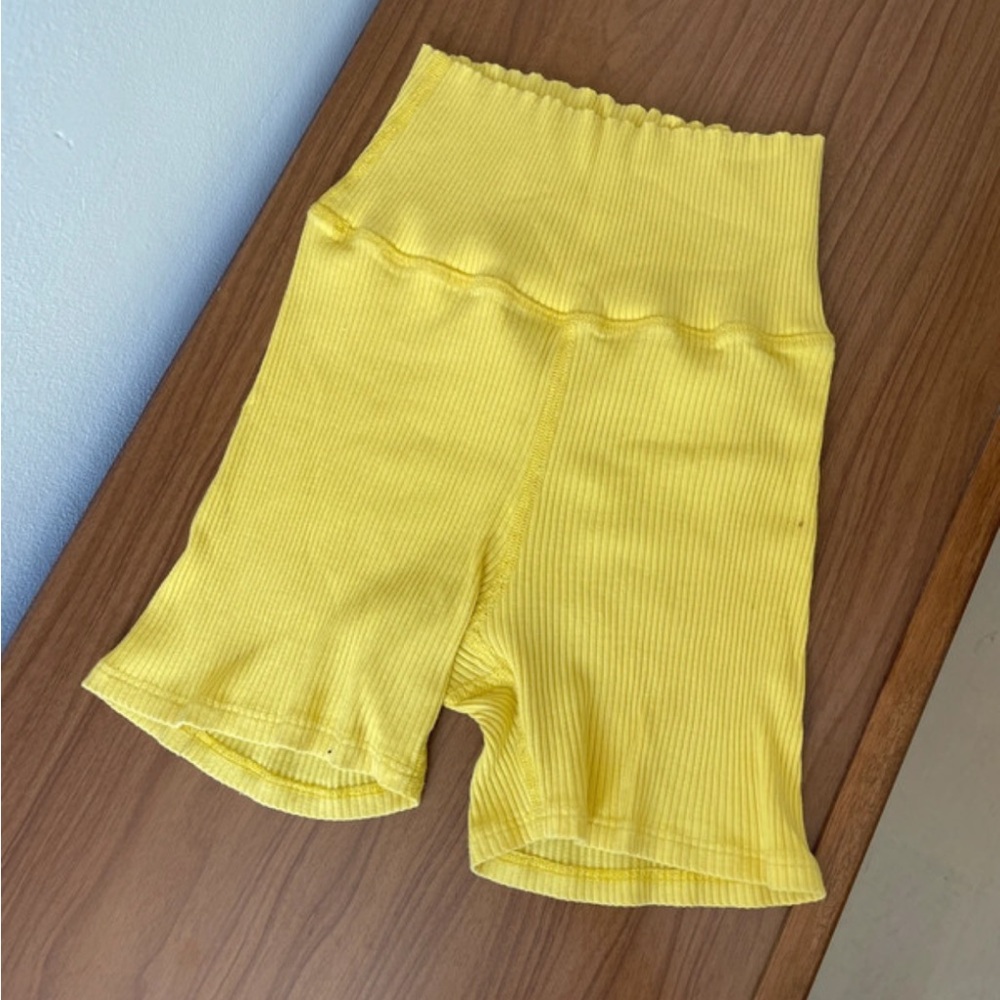 Daily drills Yellow Ribbed High-Waisted Shorts